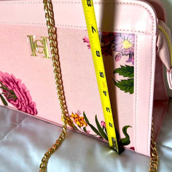 New👛✨💖Carolina Herrera Pink Floral Designer Clutch with Gold Chain Strap - Picture 7 of 16